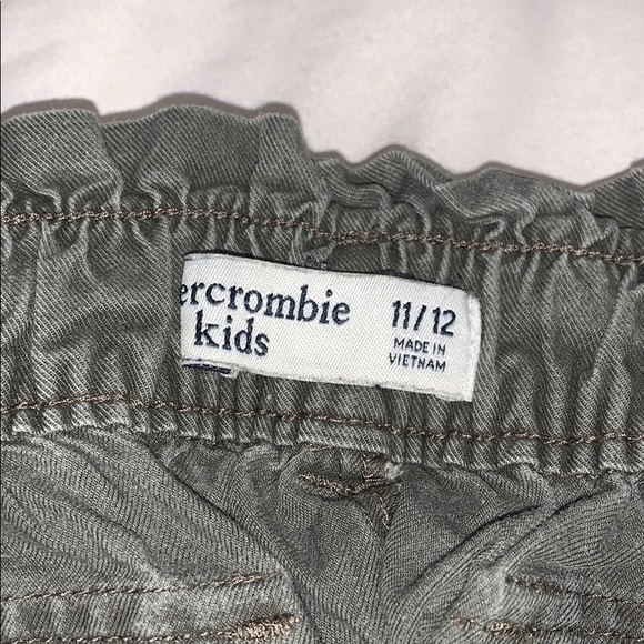 Abercrombie and Fitch olive shorts - Picture 3 of 5